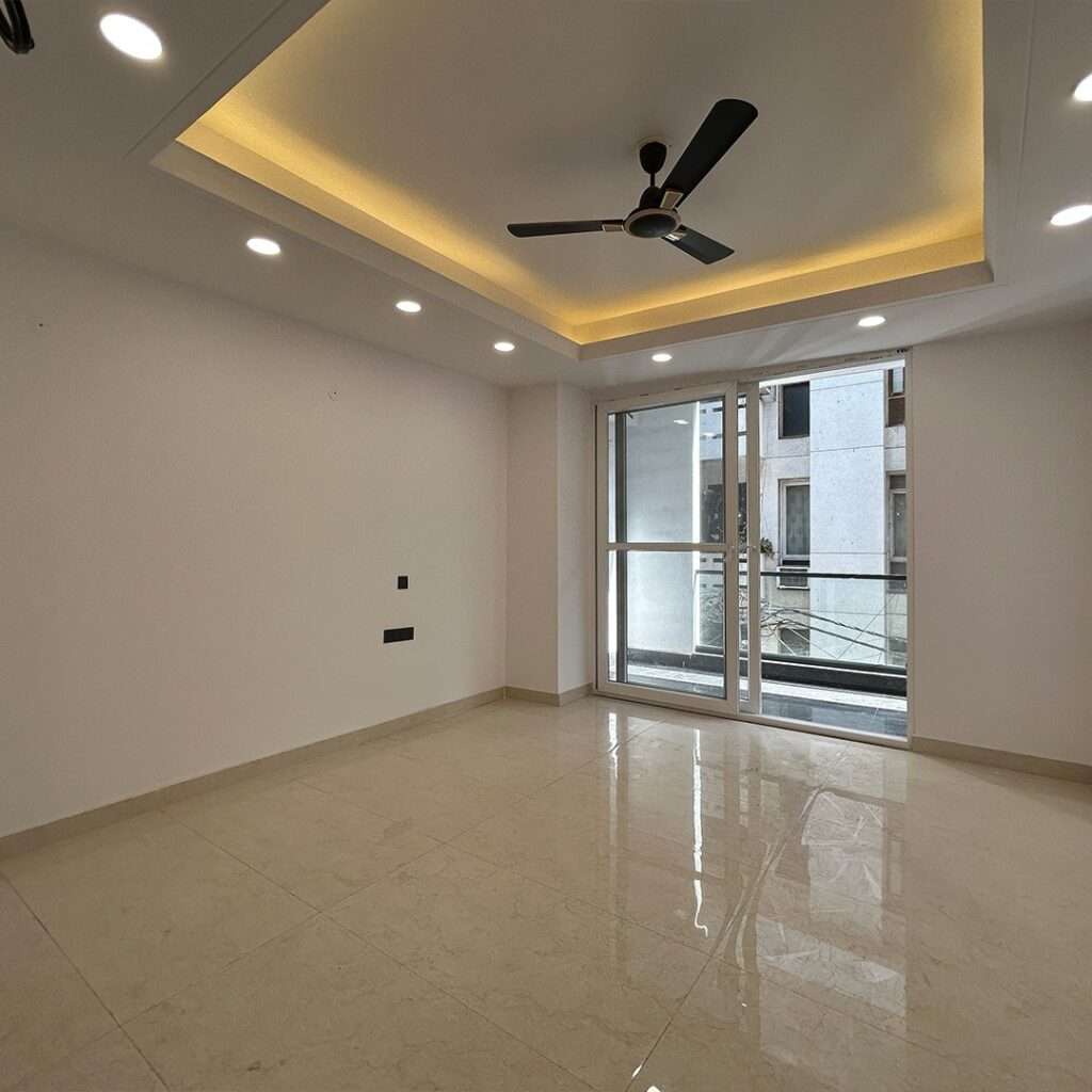 4 BHK flat in New Manglapuri